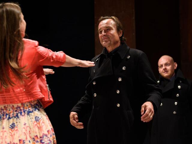 Veronika Kubařová (Desdemona), Jozef Vajda (Othello) a Ľuboš Kostelný (Jago) v inscenácii Othello, ktorá tento rok otvorila Letné shakespearovské slávnosti BRAŇO KONEČNÝ