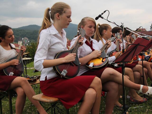 mandolíny, detský súbor, hudobníci, dievčatá