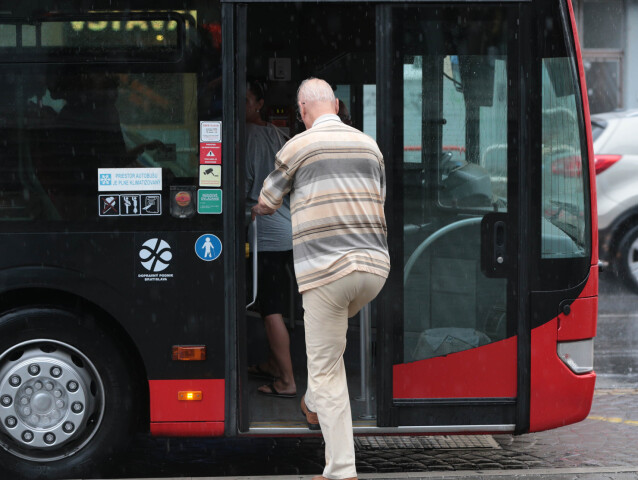 MHD, autobus, dôchodca