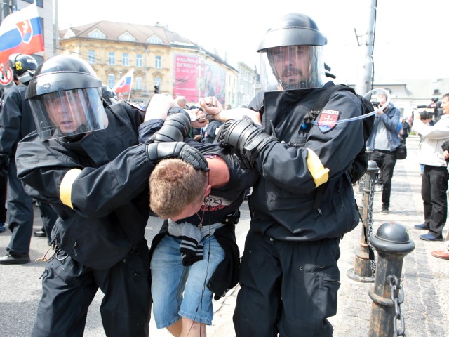 protest, extremisti,