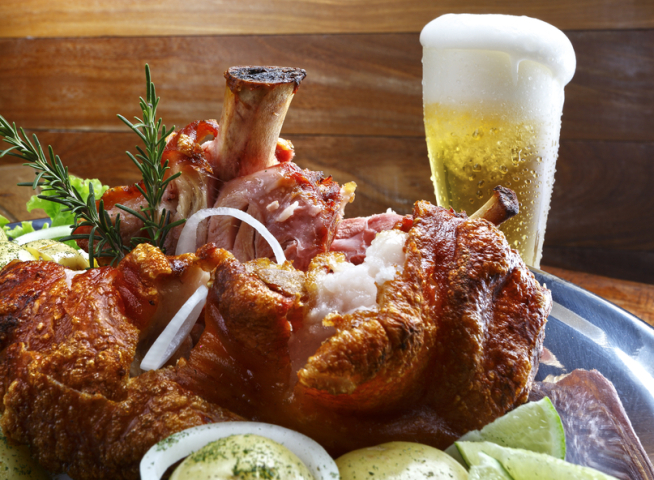pivo, pečené koleno, grilovanie
