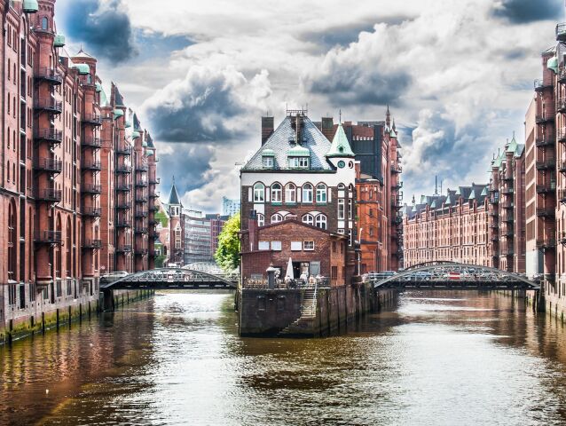 Štvrte Speicherstadt a Kontorhaus a komplex Chilehaus, Hamburg, kanály, loď, lode, čln, Nemecko, UNESCO