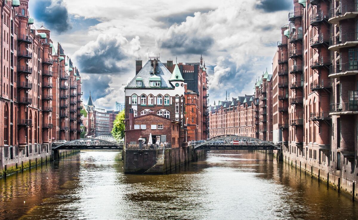 Štvrte Speicherstadt a Kontorhaus a komplex Chilehaus, Hamburg, kanály, loď, lode, čln, Nemecko, UNESCO