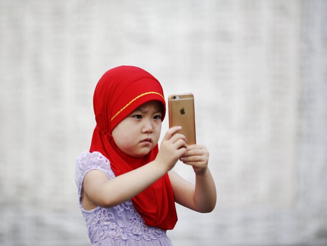 dieťa, mobil, iPhone, selfie, moslimka, islam, smartphone, smartfón, mešita, Číňanka, sústredenie, Apple