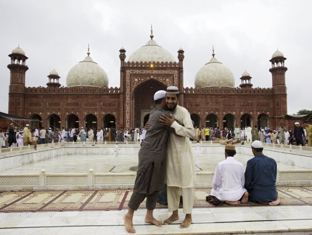 islam, moslimovia, objatie, mešita, modlitba, Pakistan, radosť, úsmev, muži,