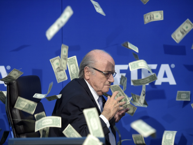 Prezident FIFA, Sepp Blatter, bankovky, peniaze