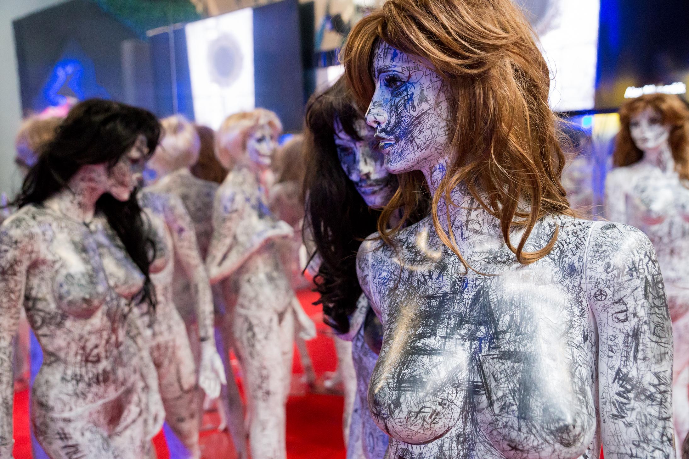 Dielo Pokušenie od Alexa Mlynárčika v pavilóne Slovenska na expo 2015.