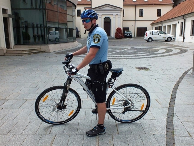 trnava, cyklohliadka, bicykel, policajt