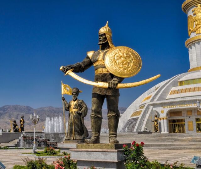 Turkménsko, Ašgabat, bojovníci, sochy,