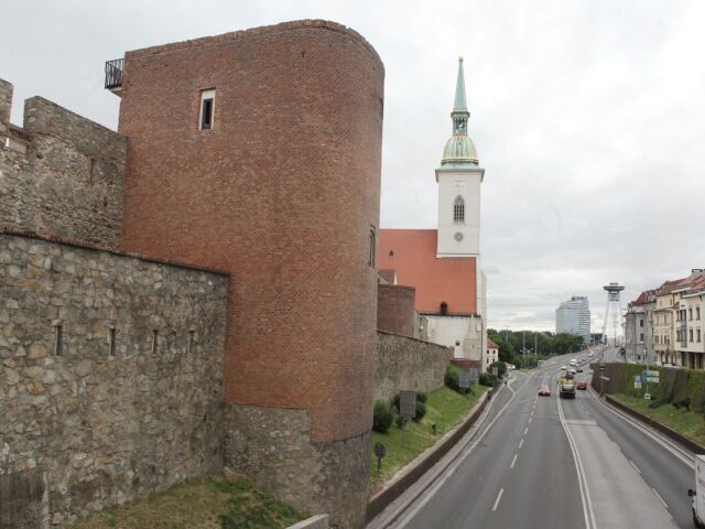 bratislava, hradby,