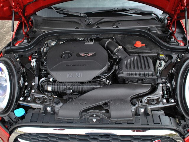 Twin turbo si s väčším Mini dokáže poradiť bez problémov. Vodičovi navyše okamžite prilepí na tvár úsmev.
