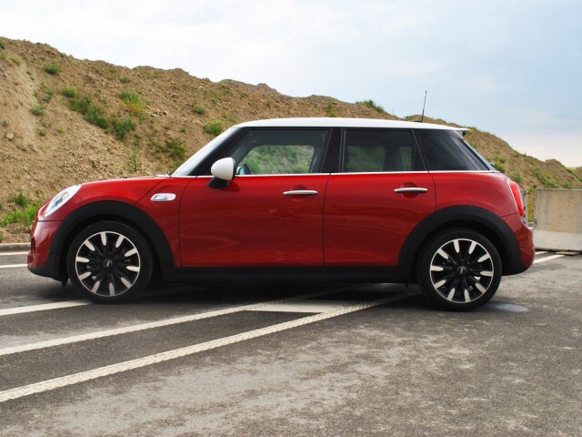 Mini s piatimi dverami ponúka praktickosť približujúcu sa bežným hatchbackom.