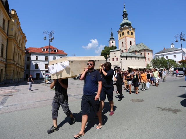 Banská Bystrica, symbolický pohreb, umelci, protest, kotleba