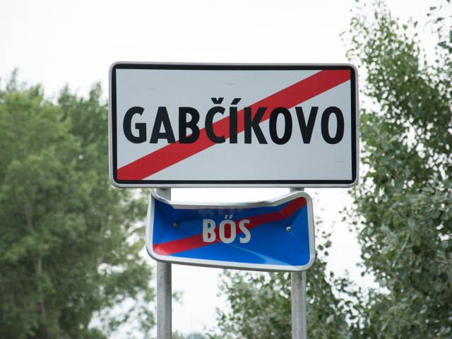gabčíkovo, dopravná značka, utečenci, referendum,migranti