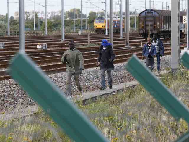 utečenci, migranti, calais, eurotunnel, vlaky
