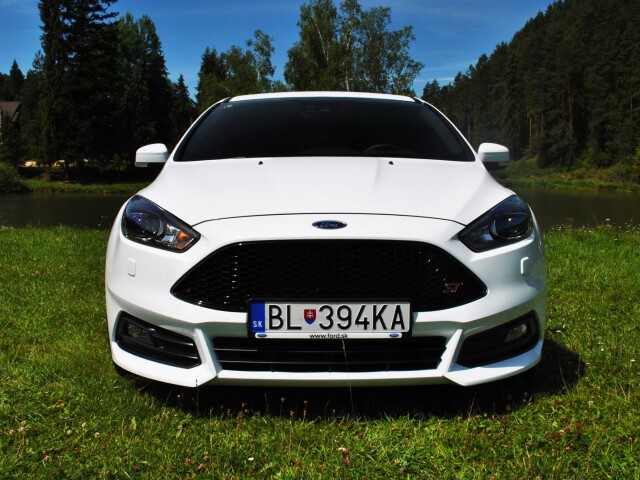 Predná maska budí rešpekt v spätných zrkadlách pred ňou idúcich automobilov.