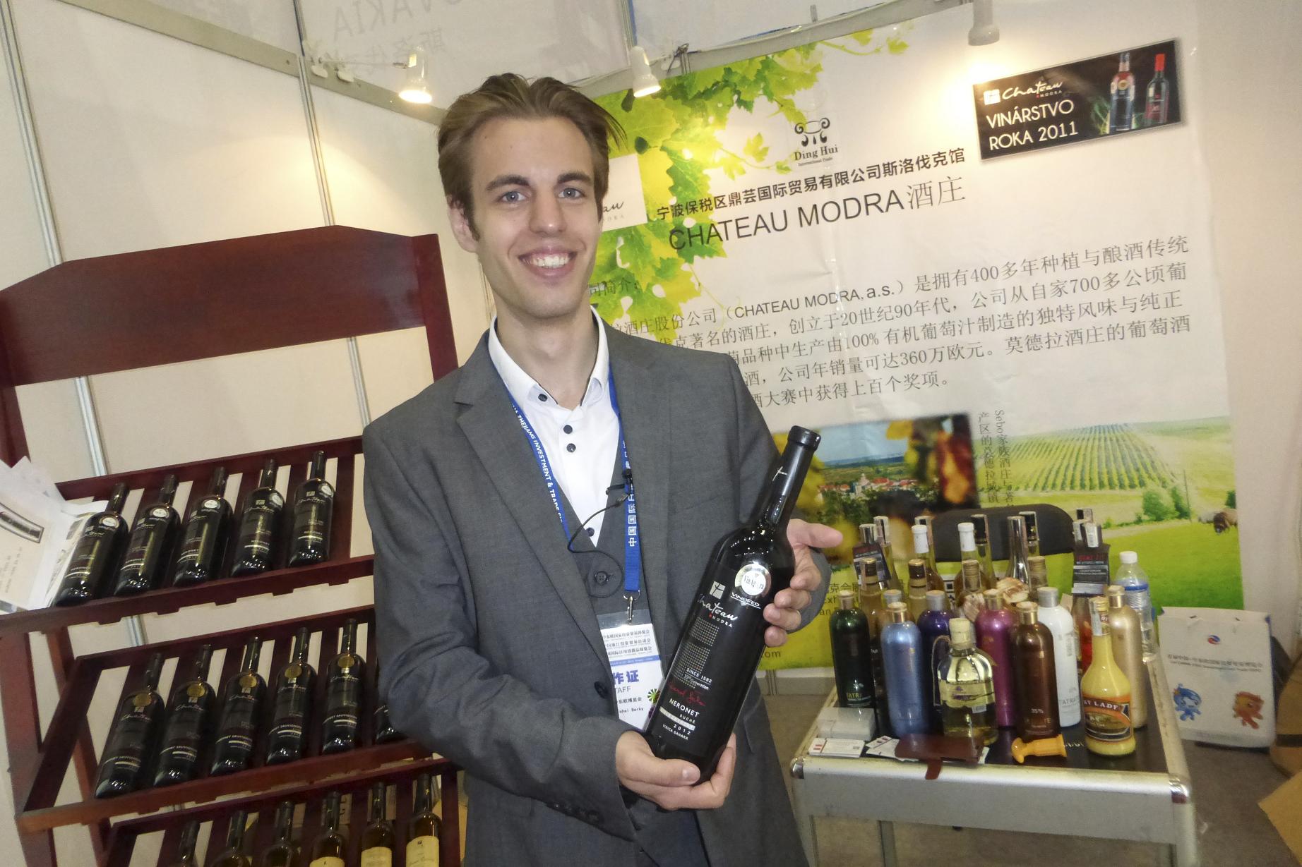 Michal Berky s Neronetom zo Chateau Modra, ktorý sa na veľtrhu stal víťazom kategórie červených suchých vín.