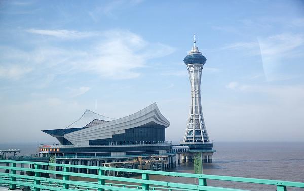 Oceánsky most cez záliv Hangzhou patrí medzi pýchy Ningbo i celej Číny. Je dlhý 35,67 km a keď ho dokončili, bol najdlhším mostom ponad more na svete. V strede mosta je servisné stredisko z vyhliadkovou vežou.