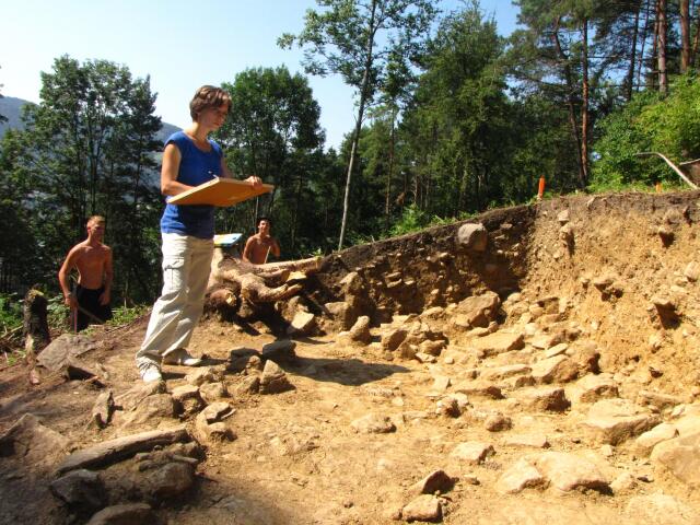 archeológovia, archeologický prieskum, hradisko