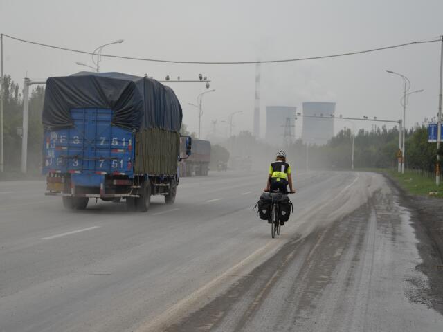 Čína, cyklista, dodávka
