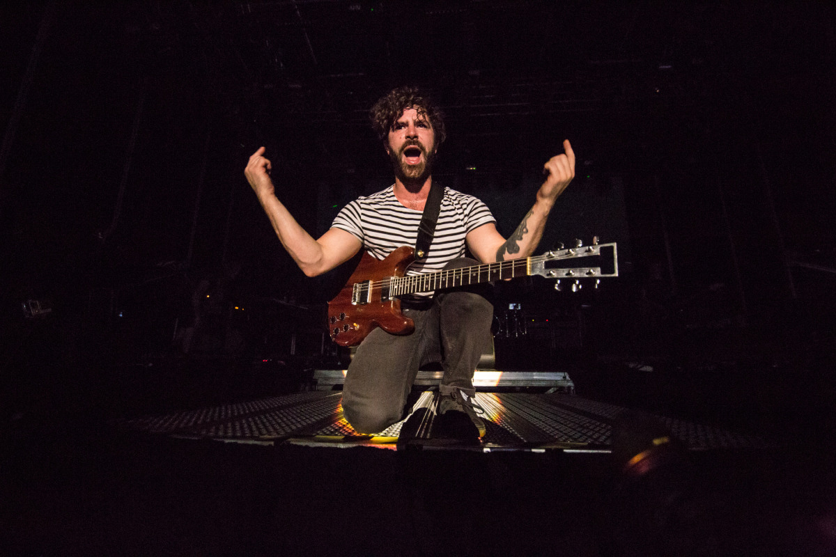 Spevák skupiny Foals Yannis Philippakis počas koncertu na festivale Grape 2015.