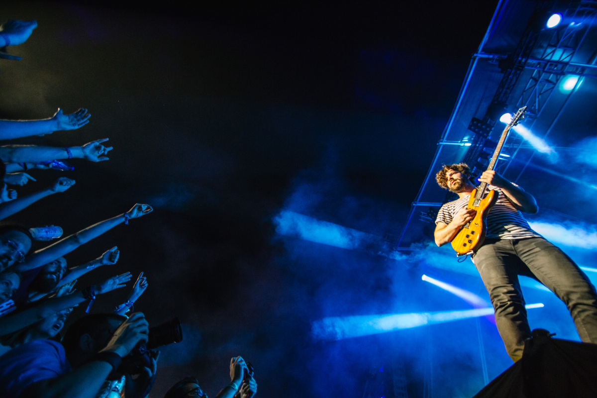 Spevák skupiny Foals Yannis Philippakis počas koncertu na festivale Grape 2015.