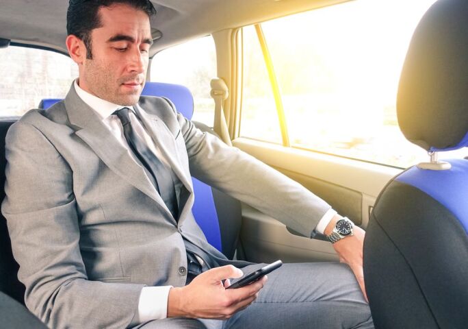 auto, pasažier, taxi, taxík, mobil, manažér, muž, podnikateľ, biznis, oblek, práca, podnikanie, vozenie sa, cestovanie,