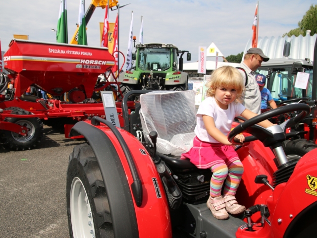 nitra, agrokomplex 2015, traktor, dievčatko