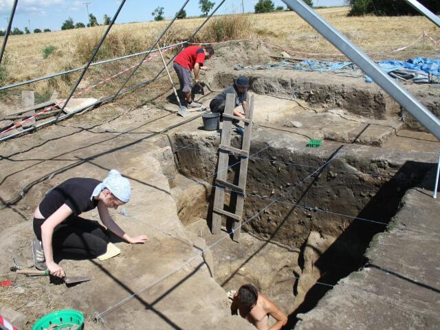archeológovia, archeologický prieskum, nálezisko