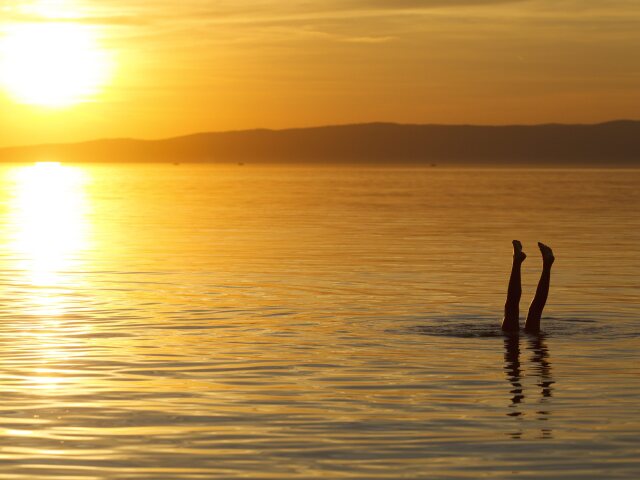 Balaton, západ slnka, kúpanie