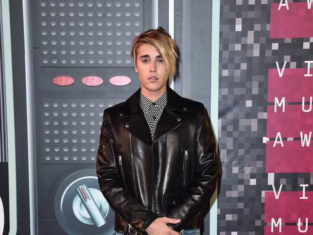 2015 MTV Video Music Awards - Justin Bieber pózuje fotografom na červenom koberci.