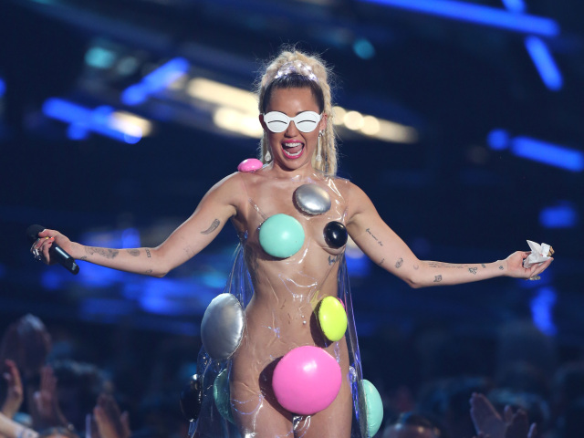 Moderátorka večera Miley Cyrus vystriedala niekoľko divokých a odhaľujúcich kostýmov. 