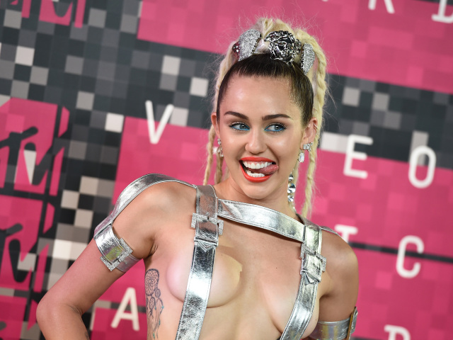 Speváčka Miley Cyrus sa ukázala spredu aj zozadu. 