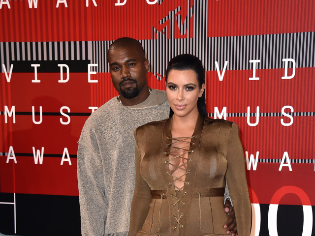 Tehotná celebrita Kim Kardashian v kreácii Balmain. S manželom Kanye Westom.