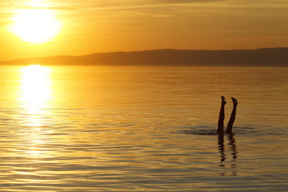 Balaton, západ slnka, kúpanie