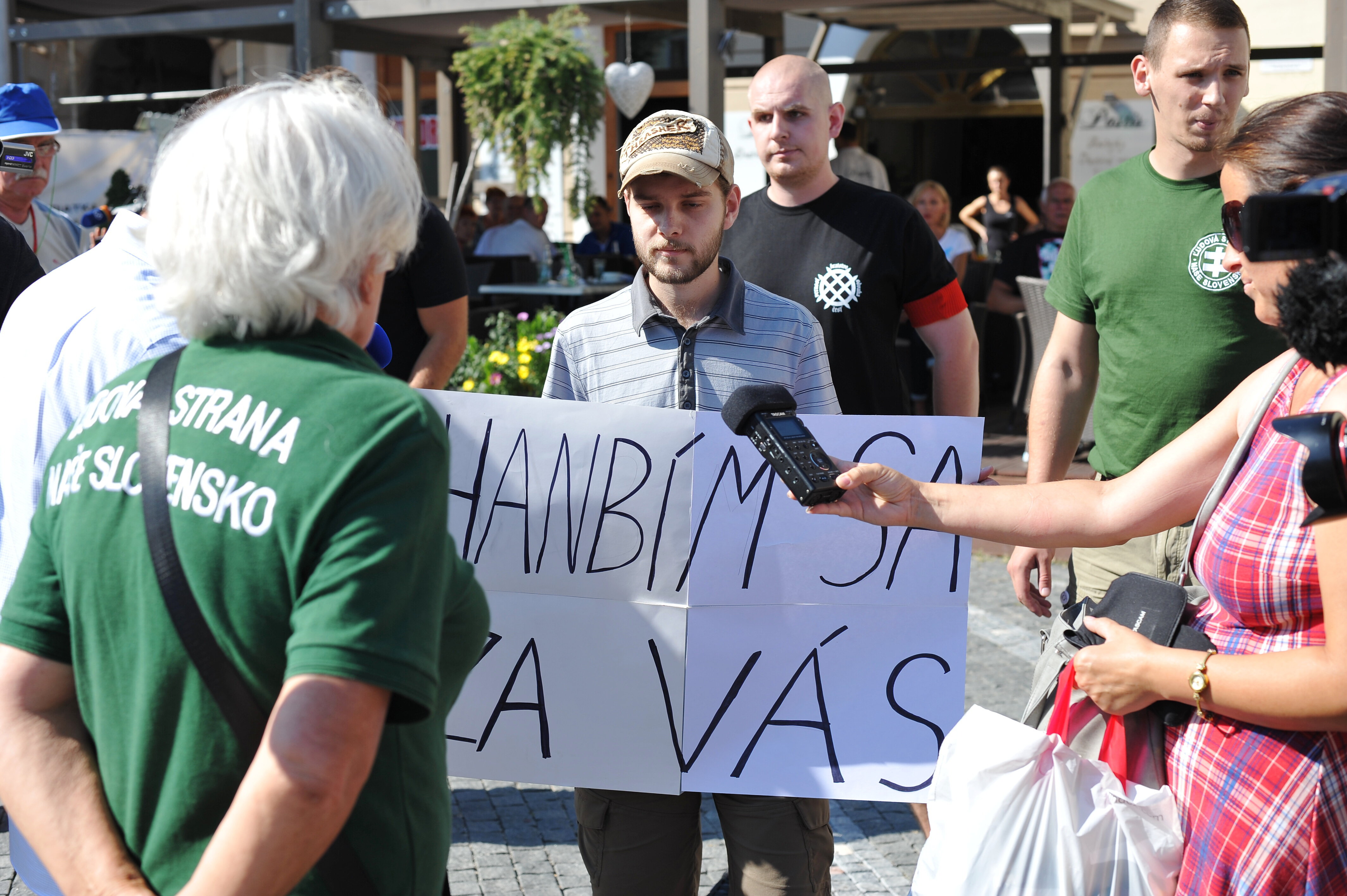 V Trnave protestovali proti utečencom prívrženci Ľudovej strany - Naše Slovensko. Mladý aktivista prišiel na protest, aby jeho účastníkom ukázal, čo si o nich myslí.
