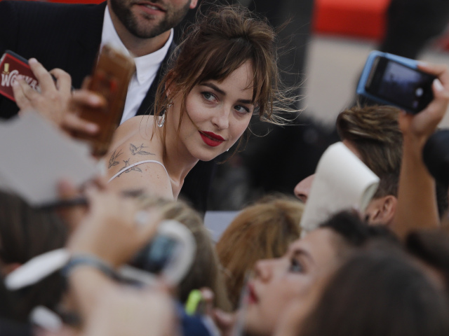 Herečka Dakota Johnson rozdávala autogramy. 