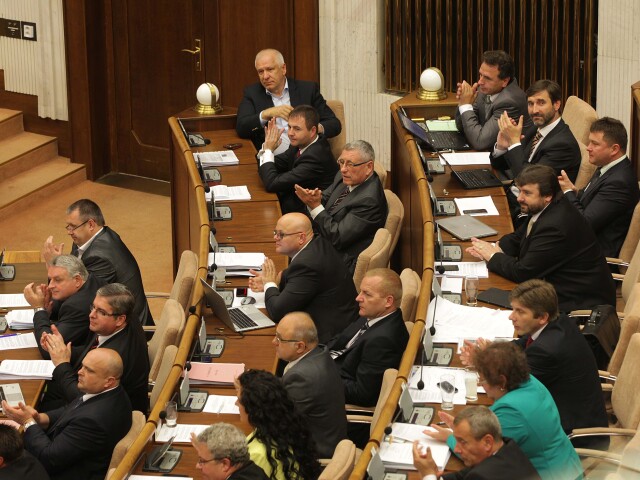parlament, hlasovanie, ustavny zakon
