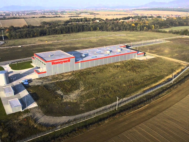 továreň, závod,