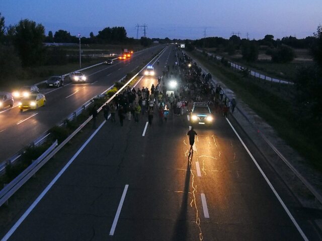 maďarsko, diaľnica, utečenci, migranti,