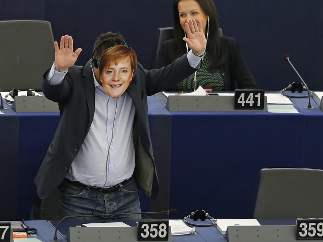 európsky parlament, juncker, taliansko, poslanec, Gianulca Buonanno, maska, merkelová