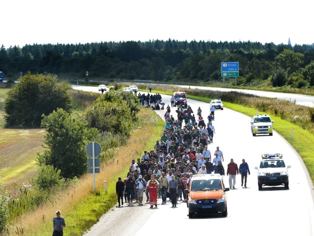 utečenci, dánsko, diaľnica, polícia, migranti,