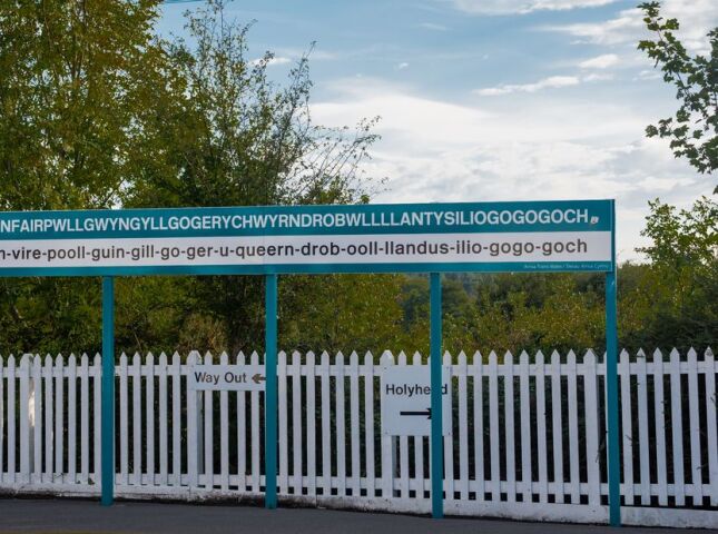 Llanfairpwllgwyngyllgogerychwyrndrobwllllantysiliogogogoch, dedina, Wales, stanica