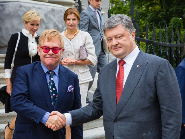 Elton John, Porošenko