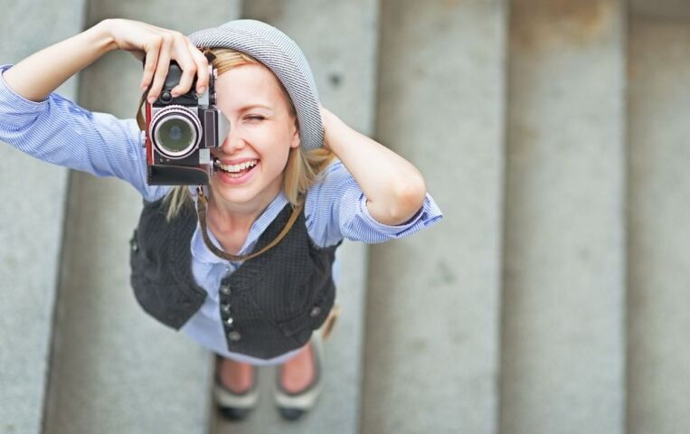fotografka, fotky, fotoaparát, fotenie, snímky, dievča, turistka, cestovanie, obrázky, foťák, dovolenka, schody
