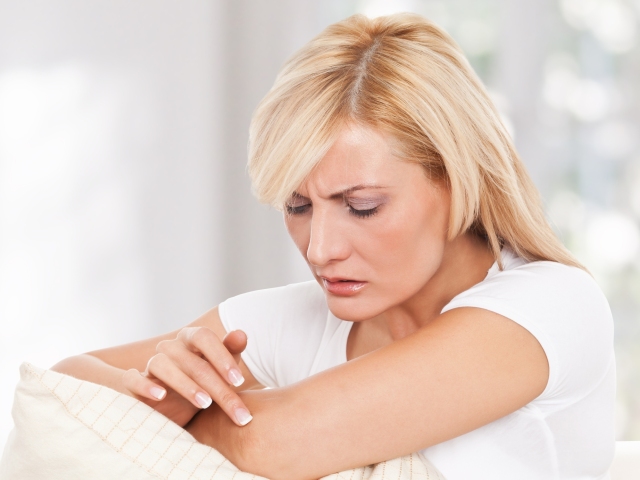 Robíte to aj vy? Dermatologička radí, ako zabrániť praskaniu pokožky až do krvi