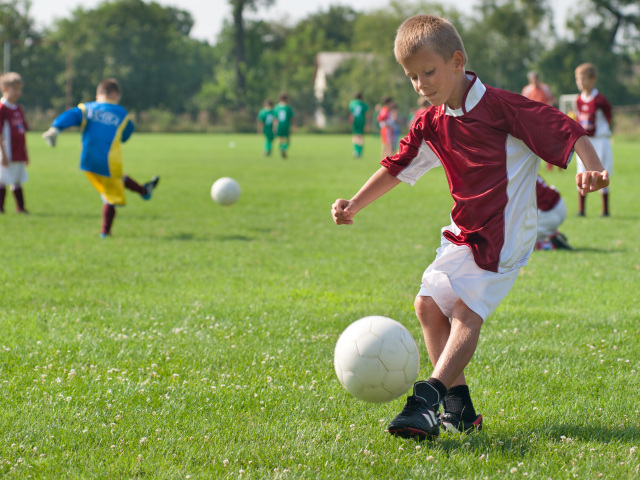 chlapec, deti, futbal, ihrisko,