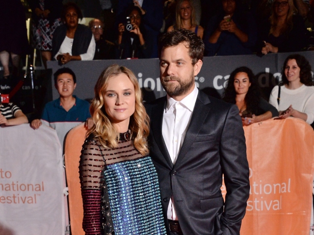 Diane Kruger (v minišatách Prada) a jej partner Joshua Jackson