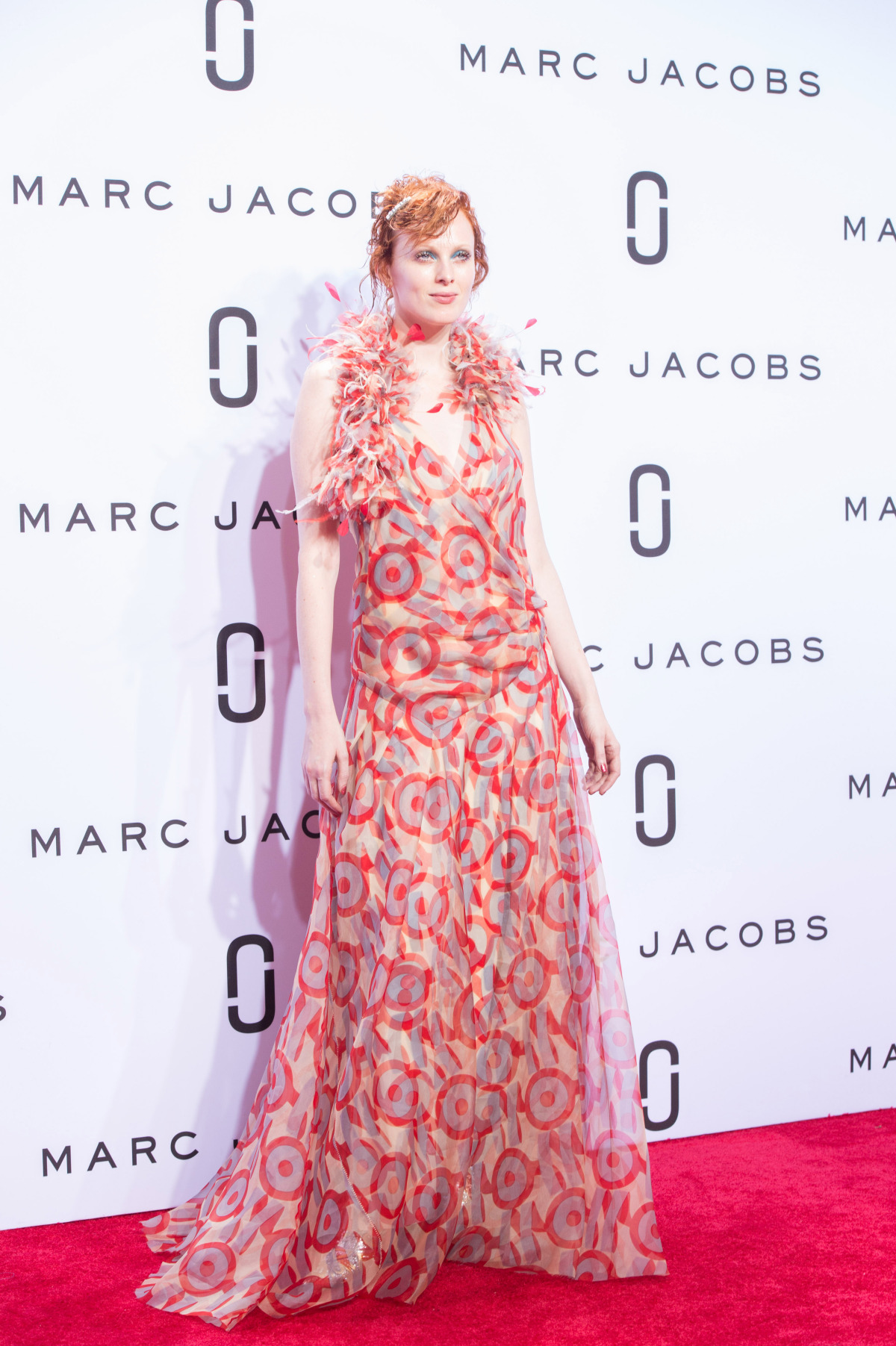 Modelka a speváčka Karen Elson v kreácii z novej kolekcie Marca Jacobsa. 