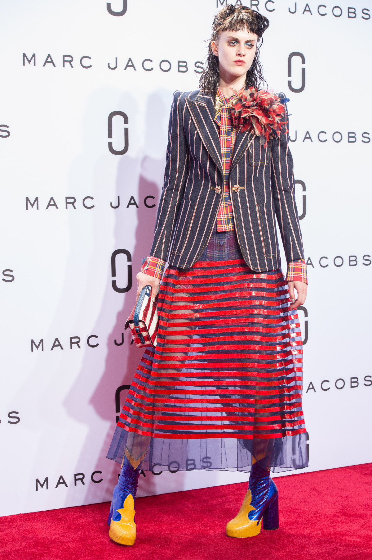 Modelka v kreácii z kolekcie Marc Jacobs Jar-Leto 2016.